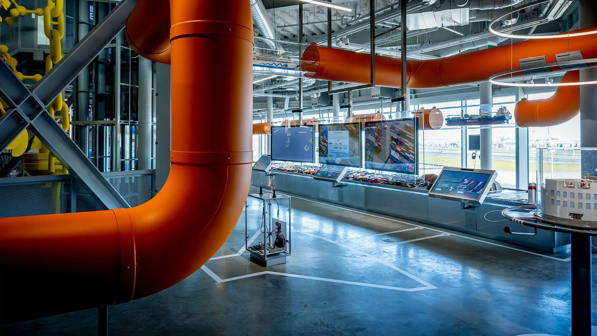 Mevea's remotely operated STS Crane simulator in Portlantis. Picture by Robin Utecht.